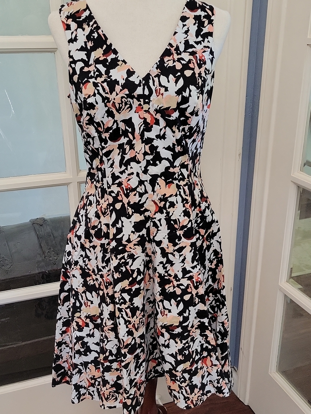 White House Black Market Black Floral Fit-and-Flare Dress | Size: 8